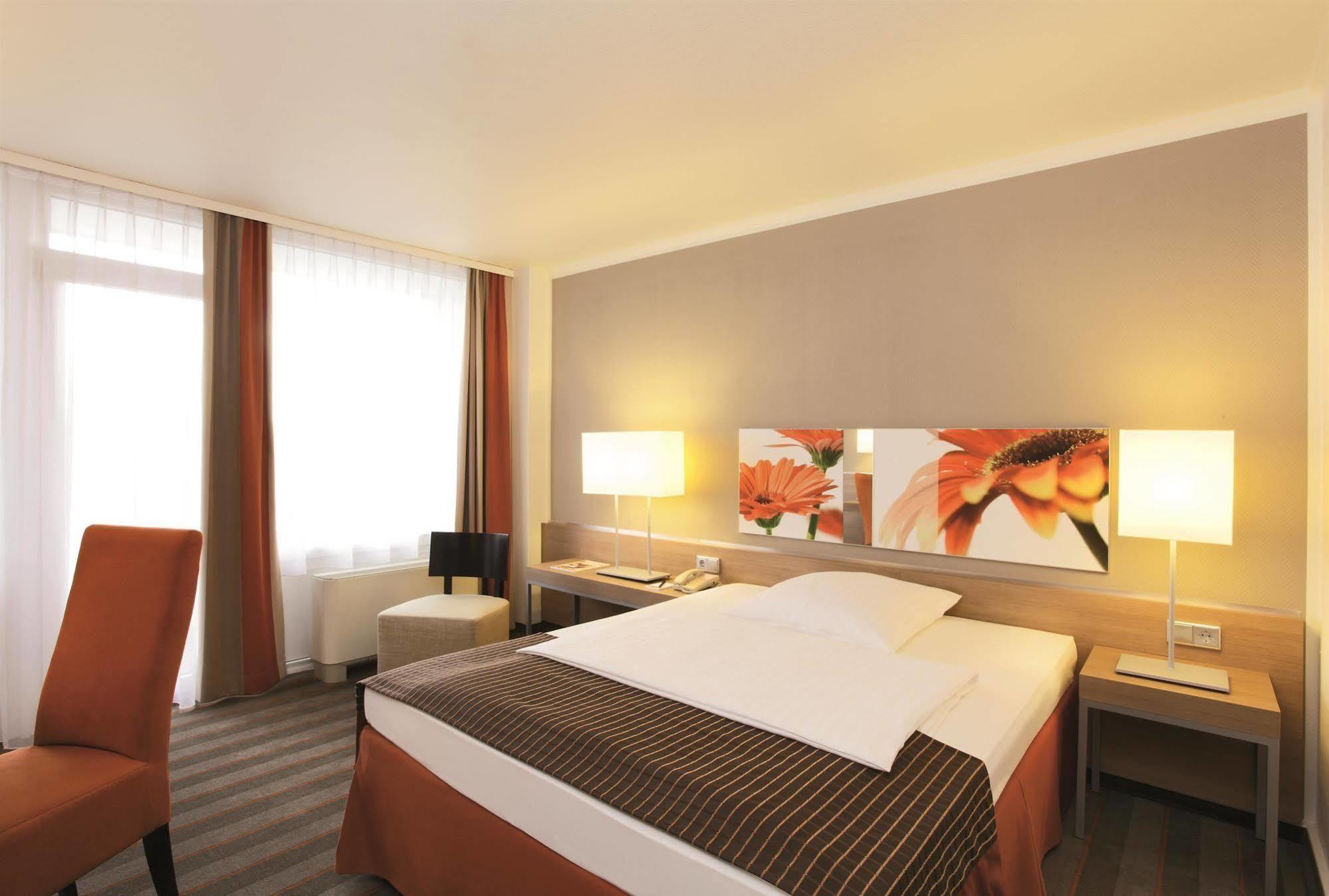 H4 Hotel Frankfurt Messe Франкфурт-на-Майне Экстерьер фото